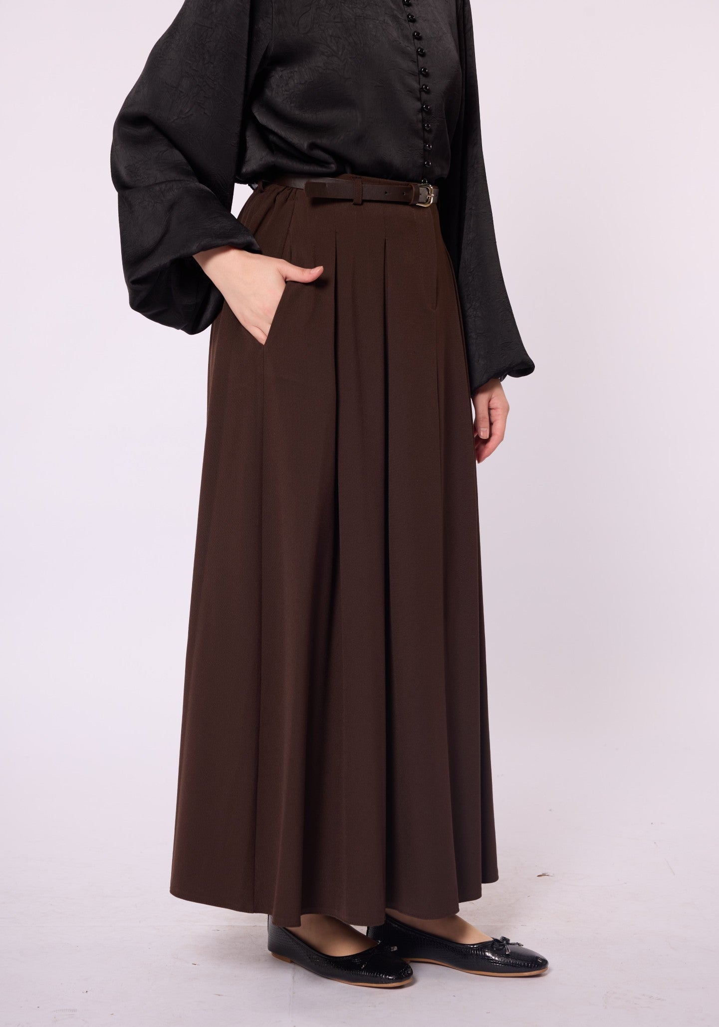 Belt & Pocket Detail Zip-Up Pleated Long Skirt