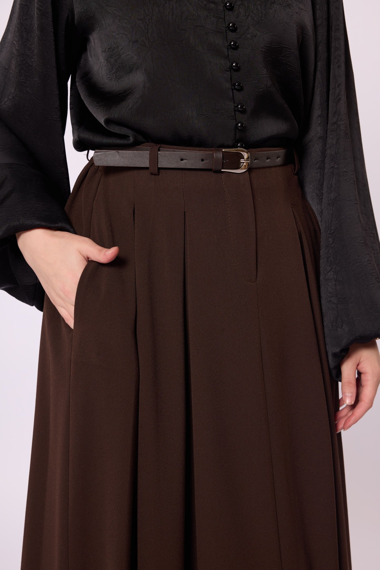 Belt & Pocket Detail Zip-Up Pleated Long Skirt
