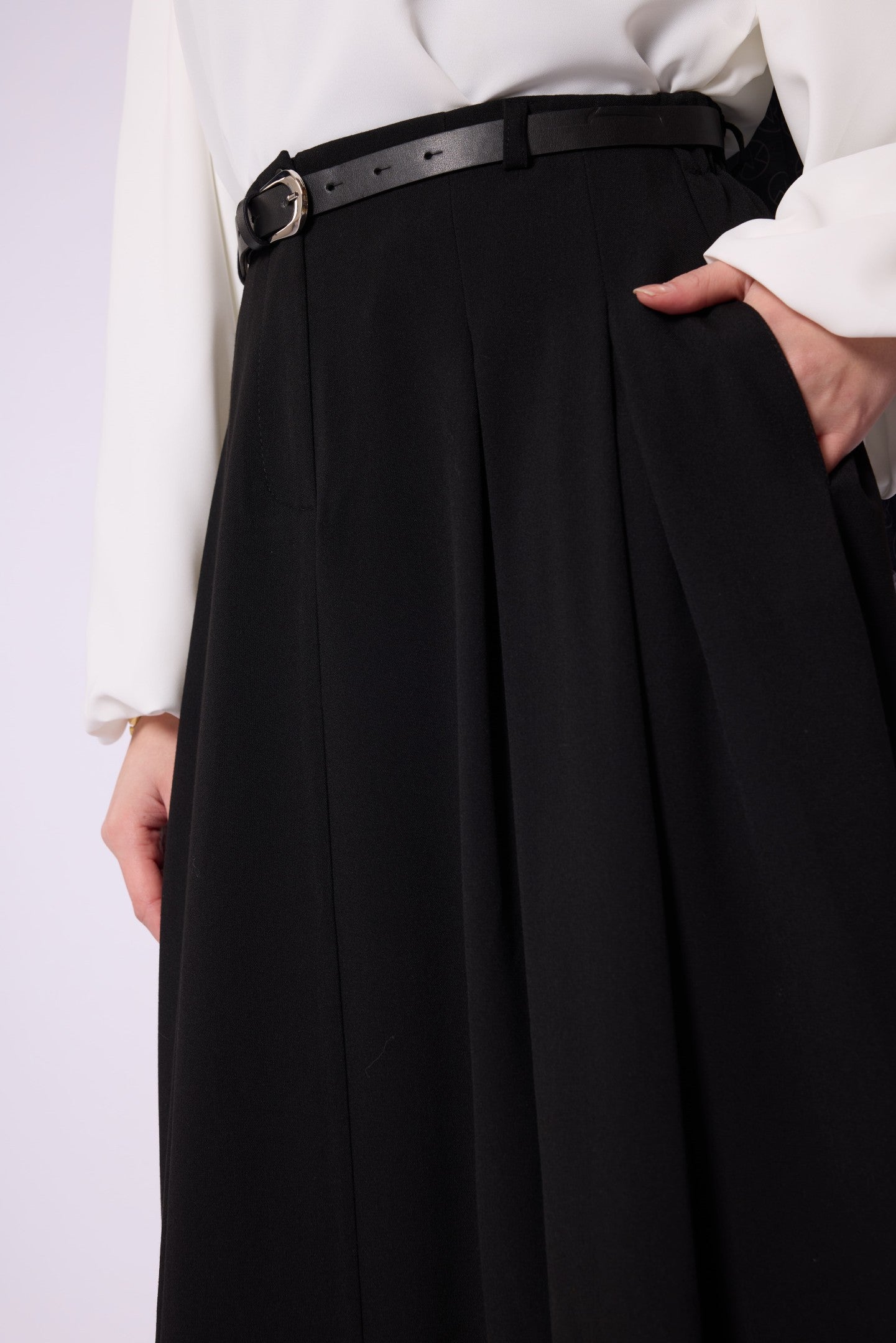 Belt & Pocket Detail Zip-Up Pleated Long Skirt