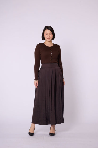 Slit Detail Pleated Satin Skirt