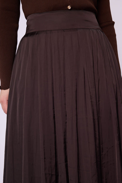 Slit Detail Pleated Satin Skirt