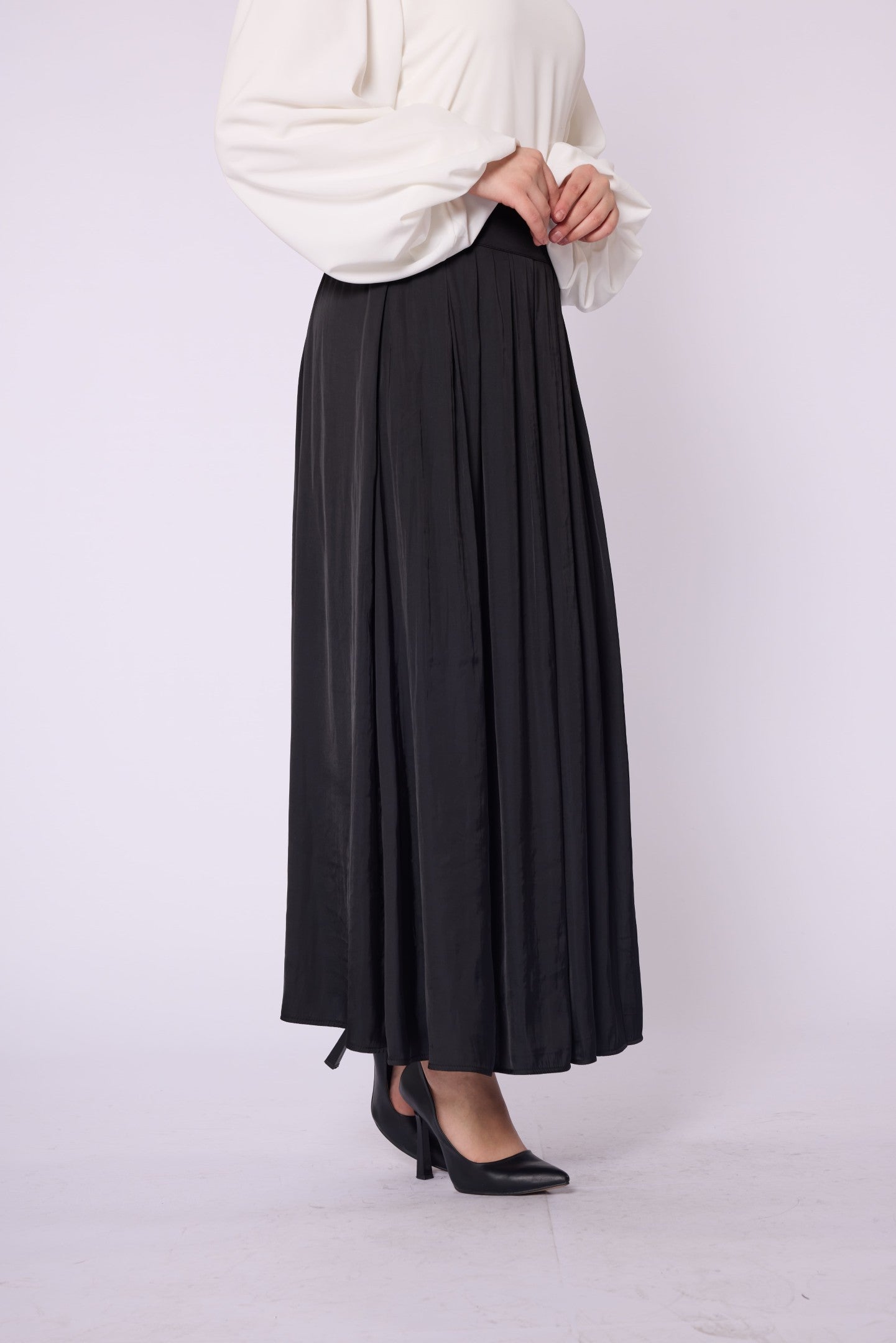 Slit Detail Pleated Satin Skirt