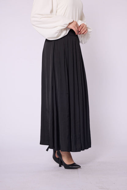 Slit Detail Pleated Satin Skirt