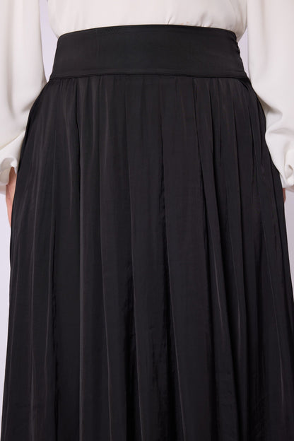 Slit Detail Pleated Satin Skirt